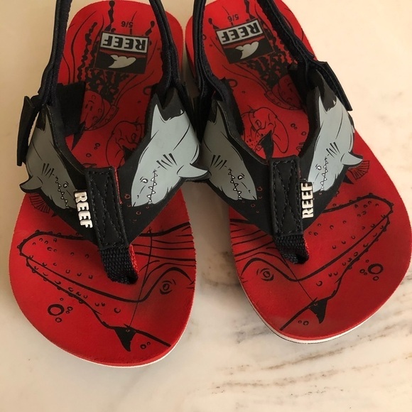 Reef Toddler 5/6 red and black shark sandals - Picture 2 of 7